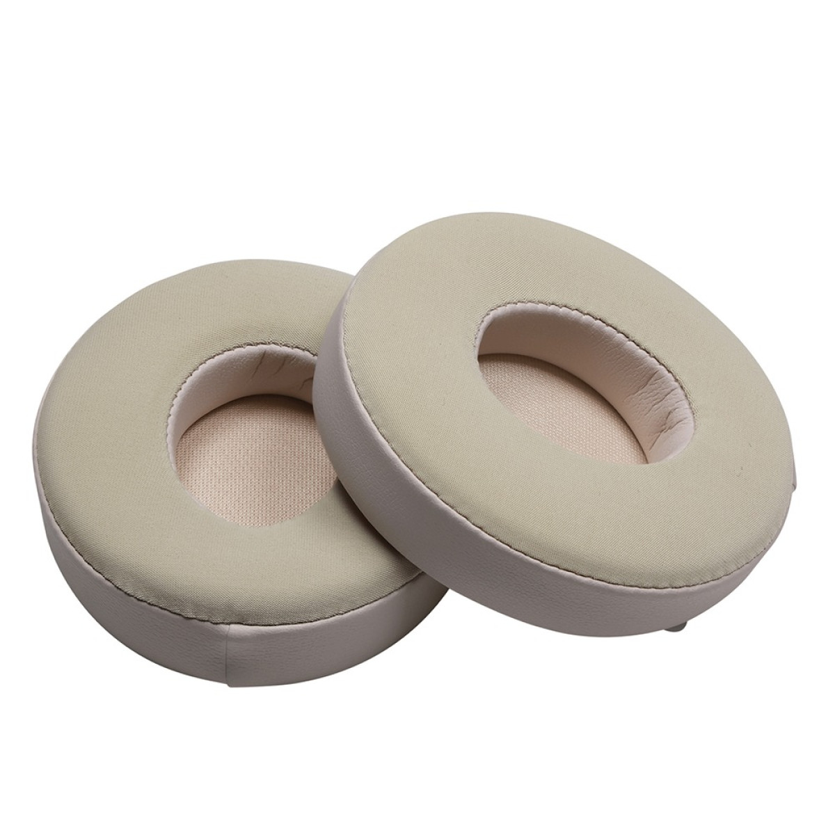 Due cuscinetti auricolari beige con bordo bianco giacciono uno accanto all'altro.