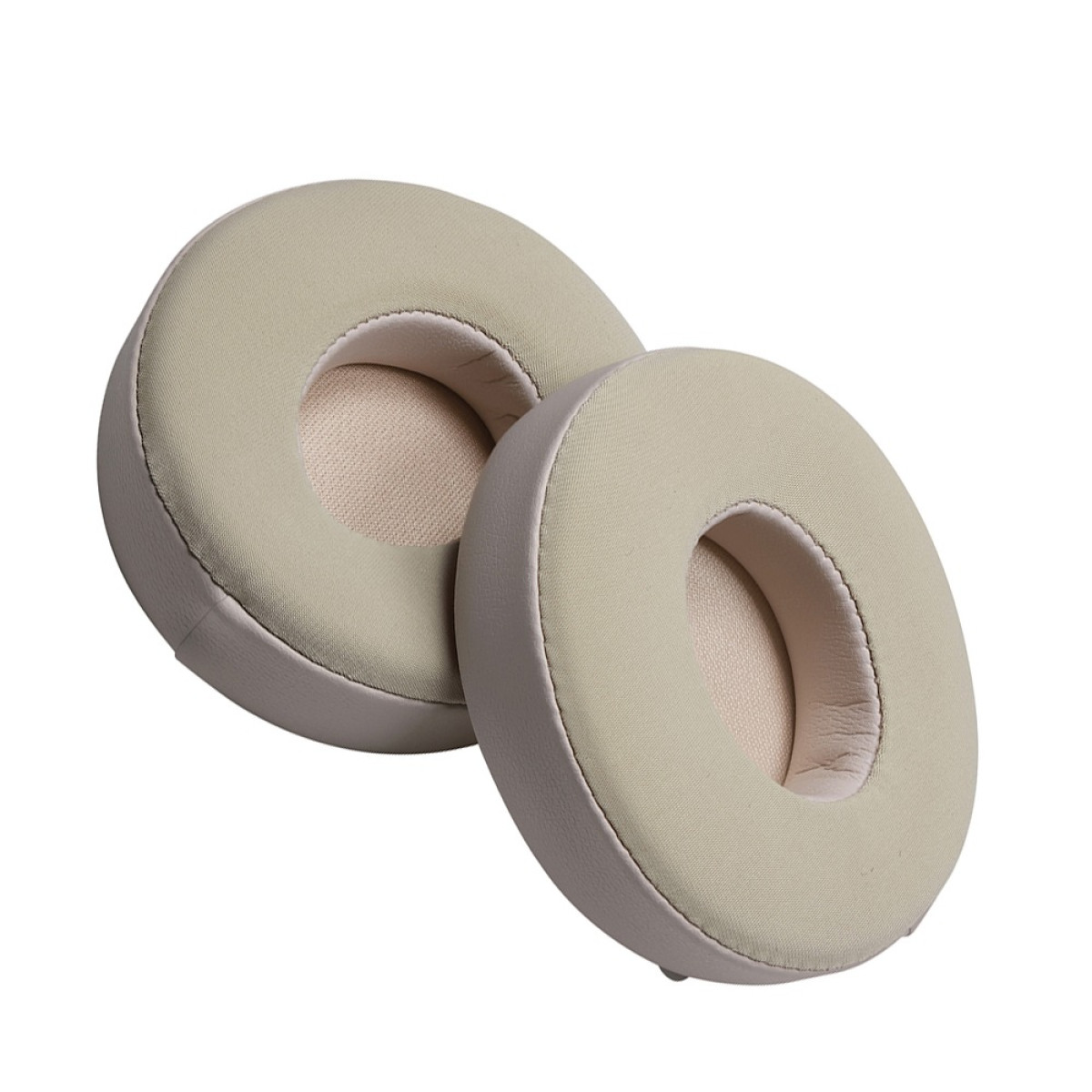 Due cuscinetti auricolari color crema con tessuto beige e finiture in ecopelle.