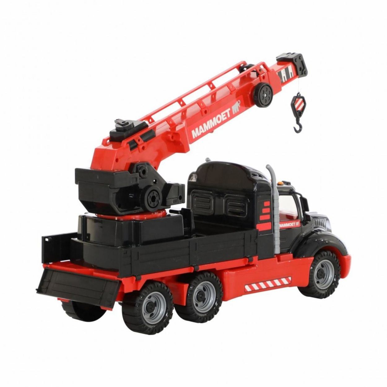 Ein roter und schwarzer Spielzeugkranwagen mit ausgefahrenem Ausleger und Haken.