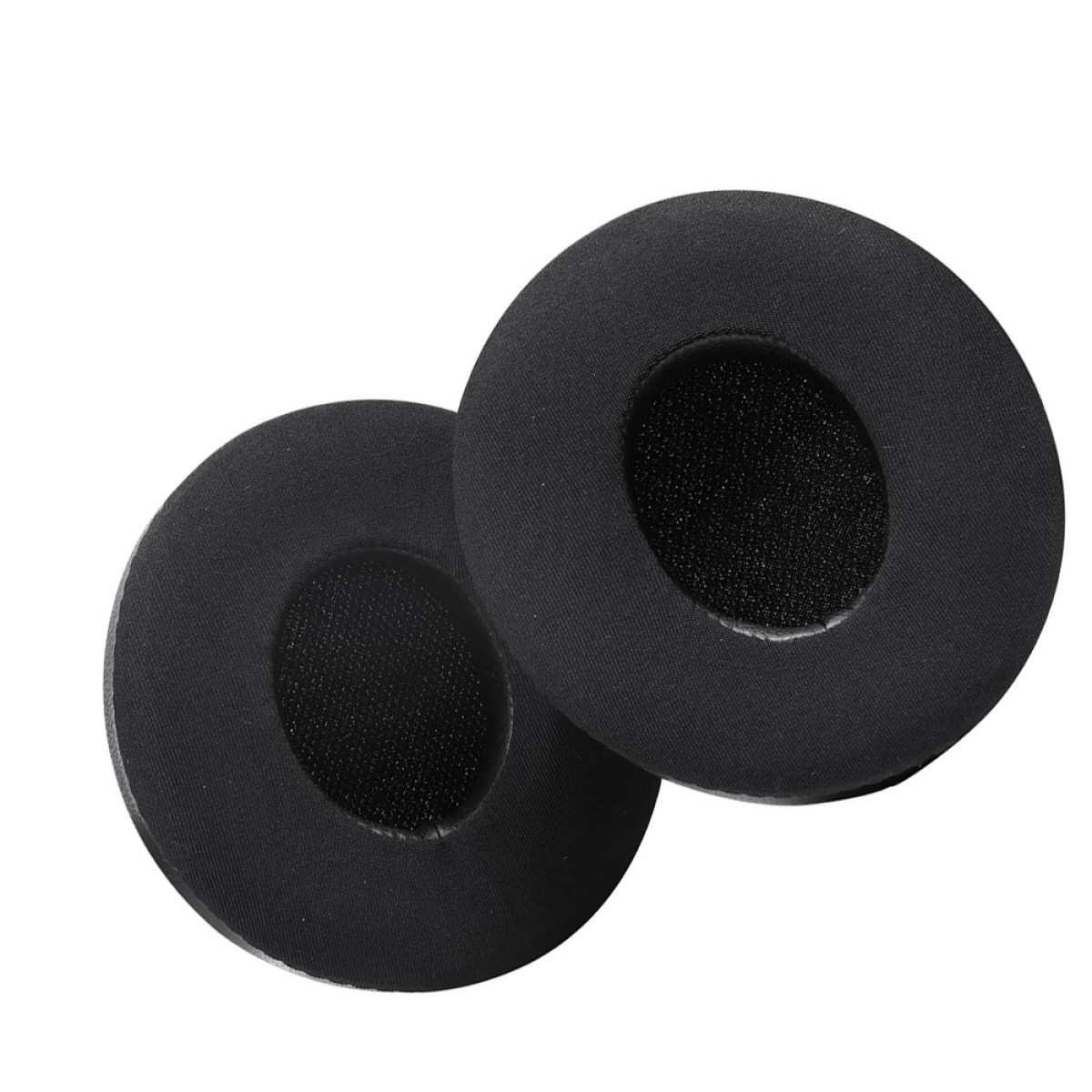 Due cuscinetti auricolari neri rivestiti in tessuto sono uno accanto all'altro.