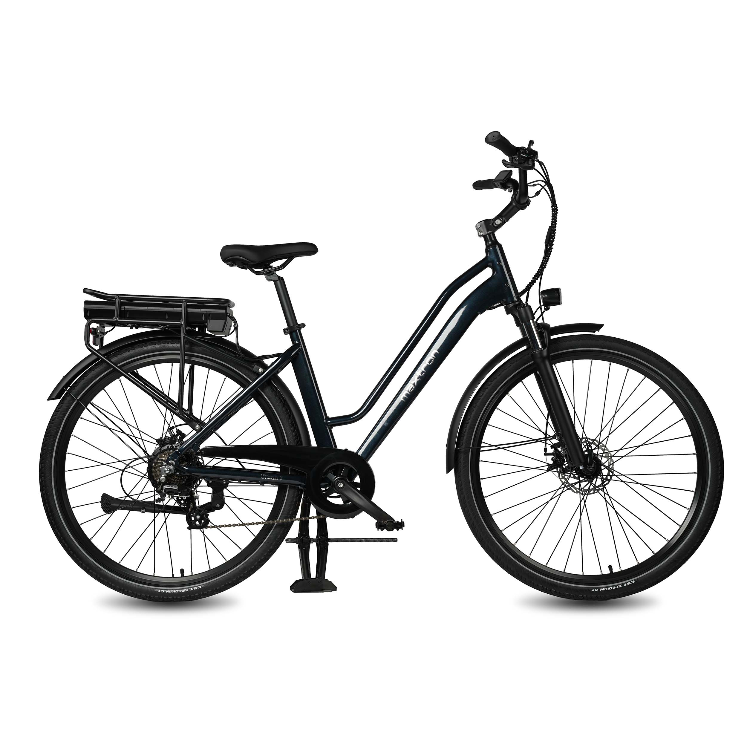 Ein dunkles E-Bike mit Gepäckträger und Batterie, freigestellt auf weißem Hintergrund.