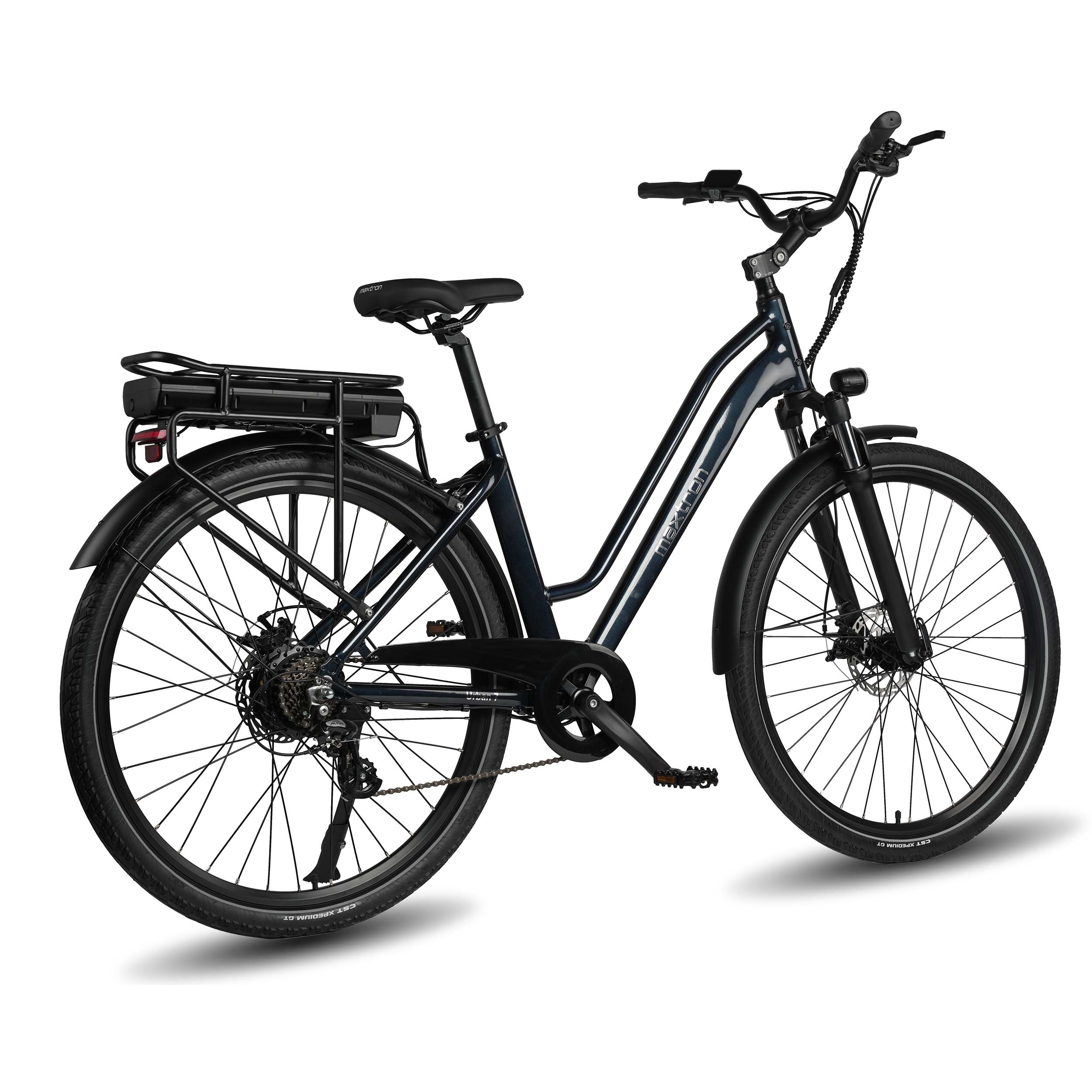 Ein dunkles, modernes E-Bike mit Gepäckträger und Akku auf weißem Hintergrund.