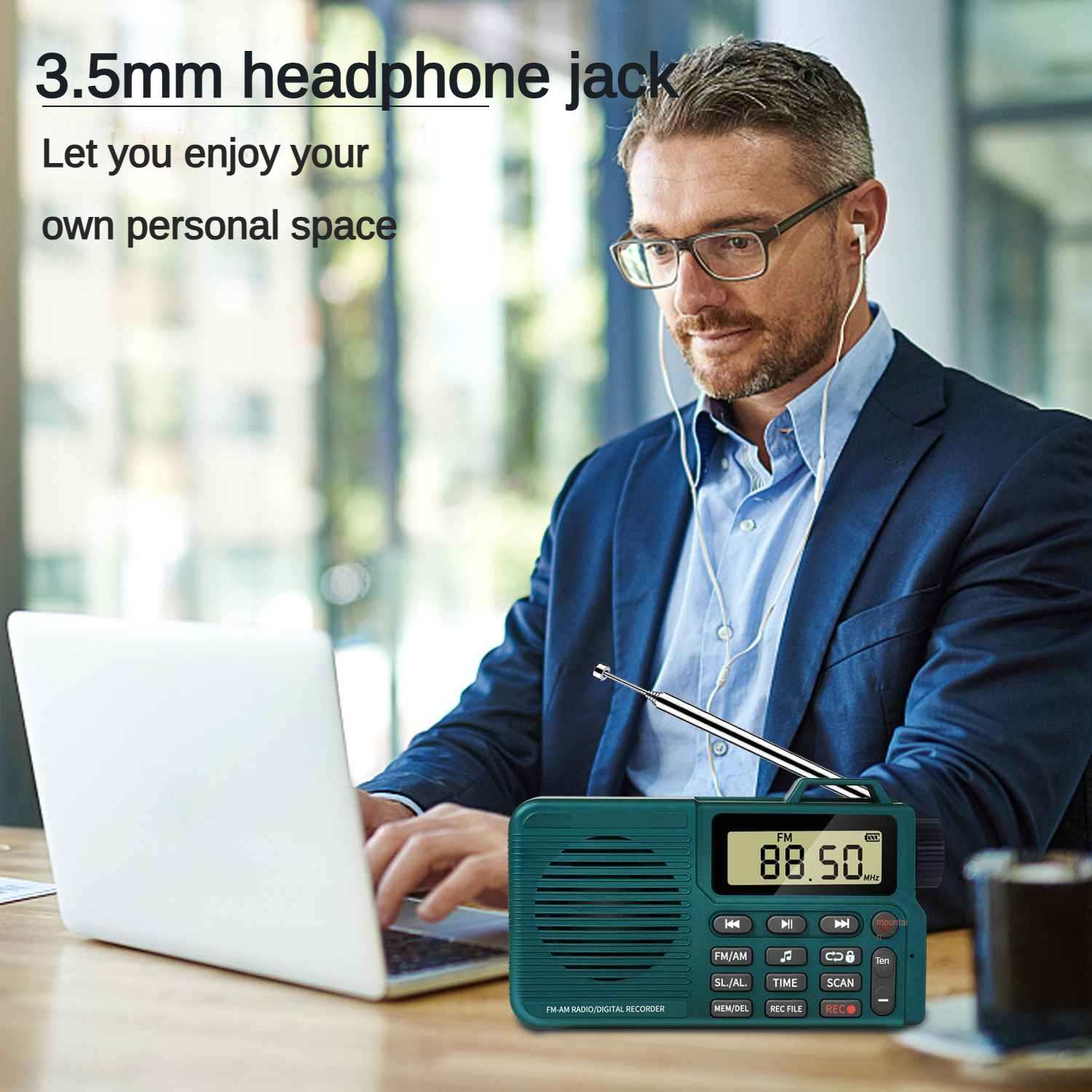 Mann mit Brille hört mit Kopfhörern Radio am Laptop.
