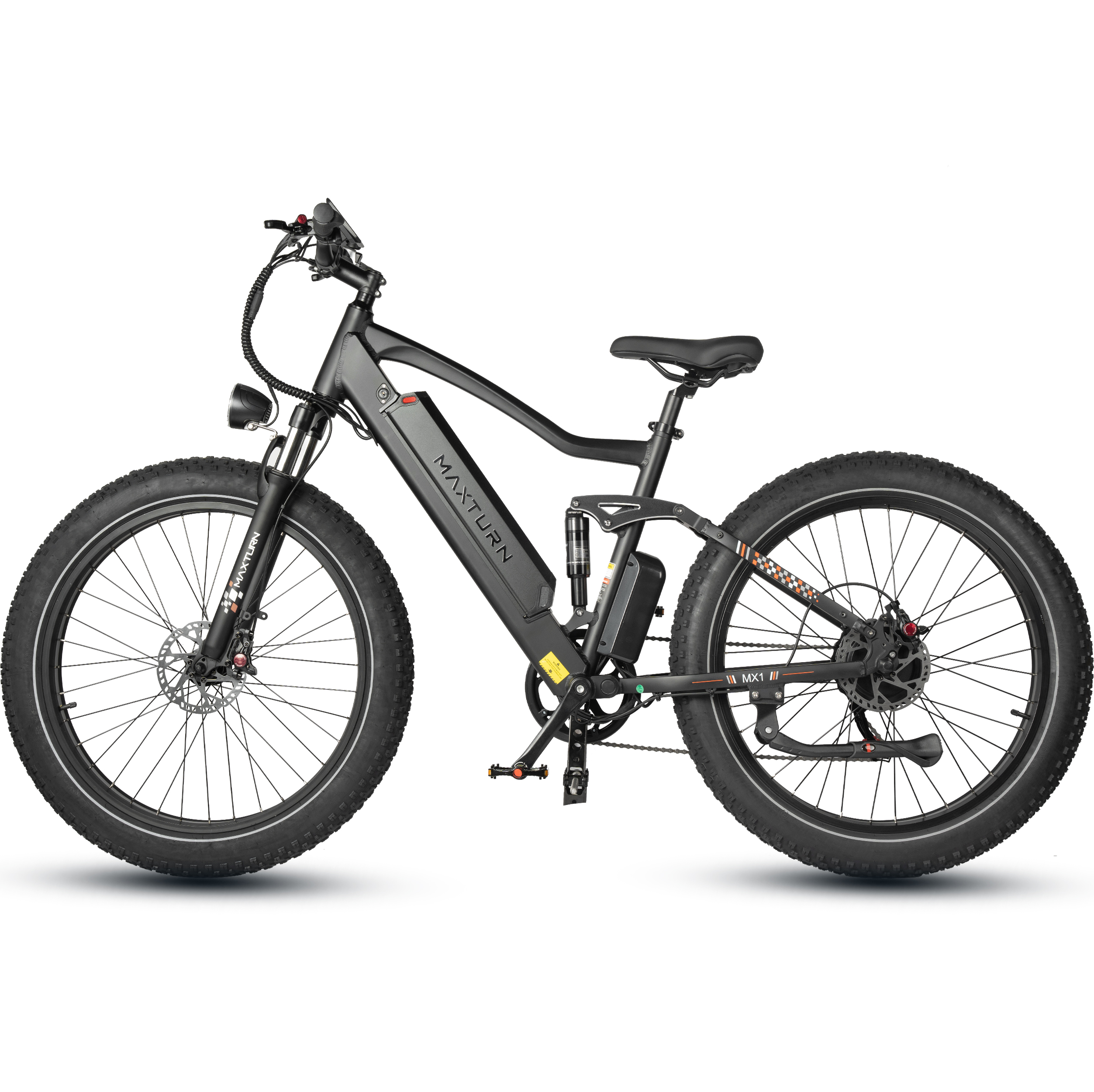 Una bicicleta eléctrica negra con ruedas anchas y suspensión sobre fondo blanco.