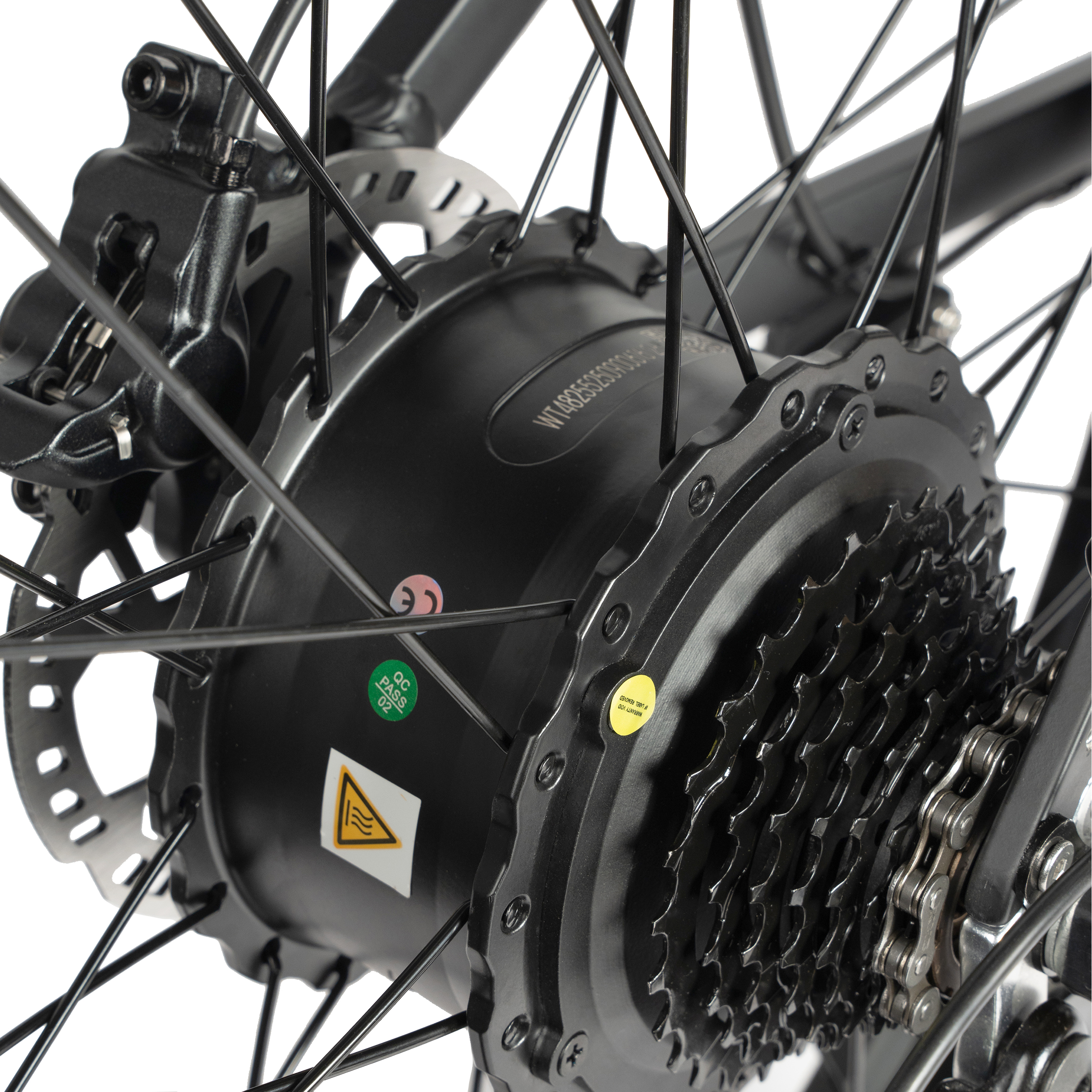 Primer plano del buje trasero de bicicleta con casete, cadena, radios y freno de disco.