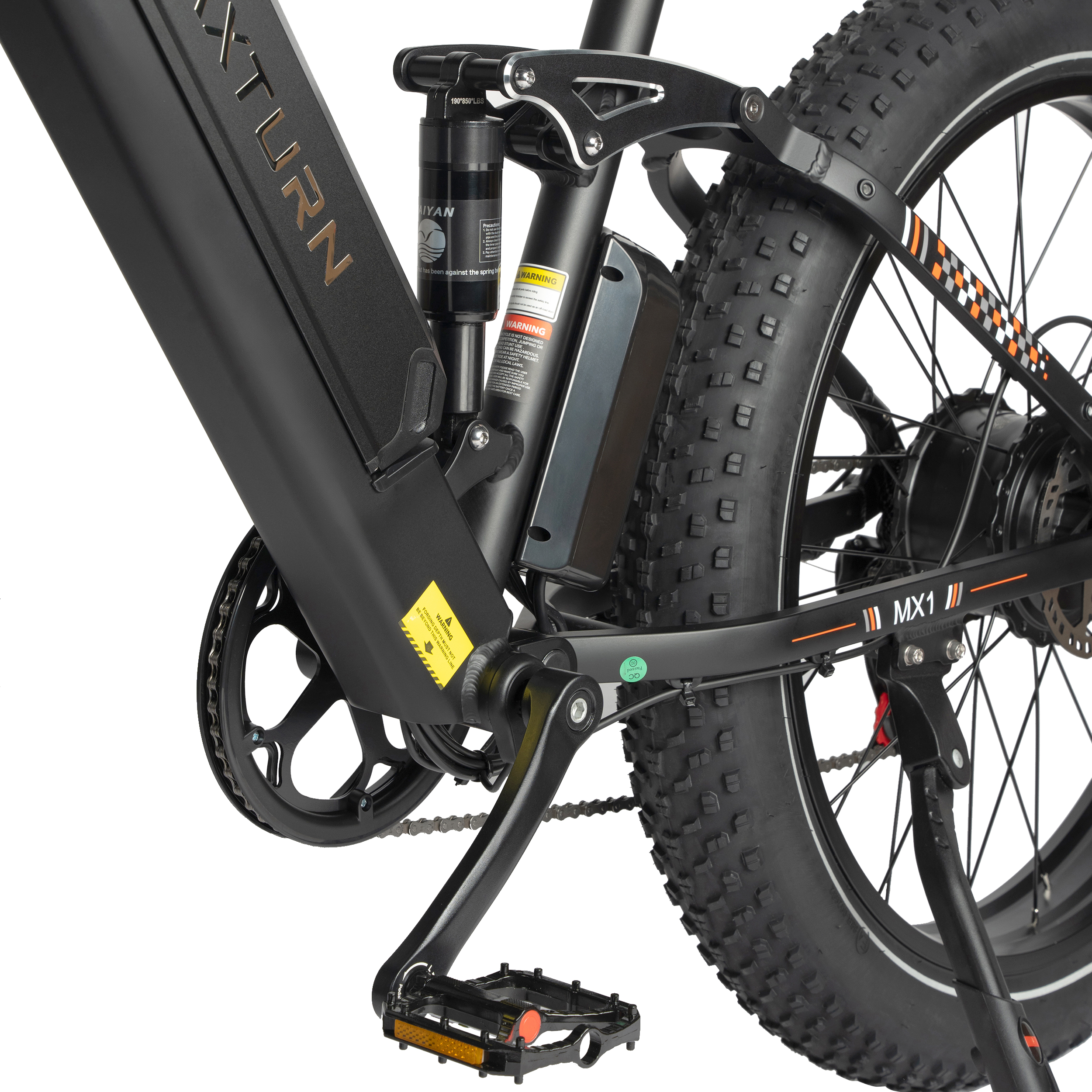 Primer plano de una bicicleta eléctrica negra con neumáticos anchos, biela y suspensión.