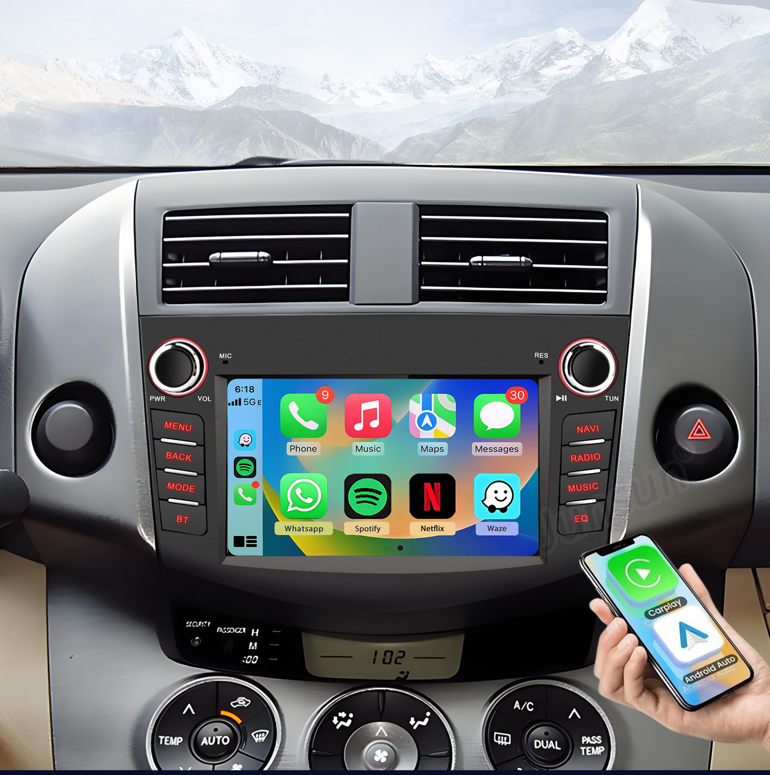 Wnętrze samochodu z ekranem nawigacji wyświetlającym aplikacje. Ręka trzyma telefon z CarPlay/Android Auto.
