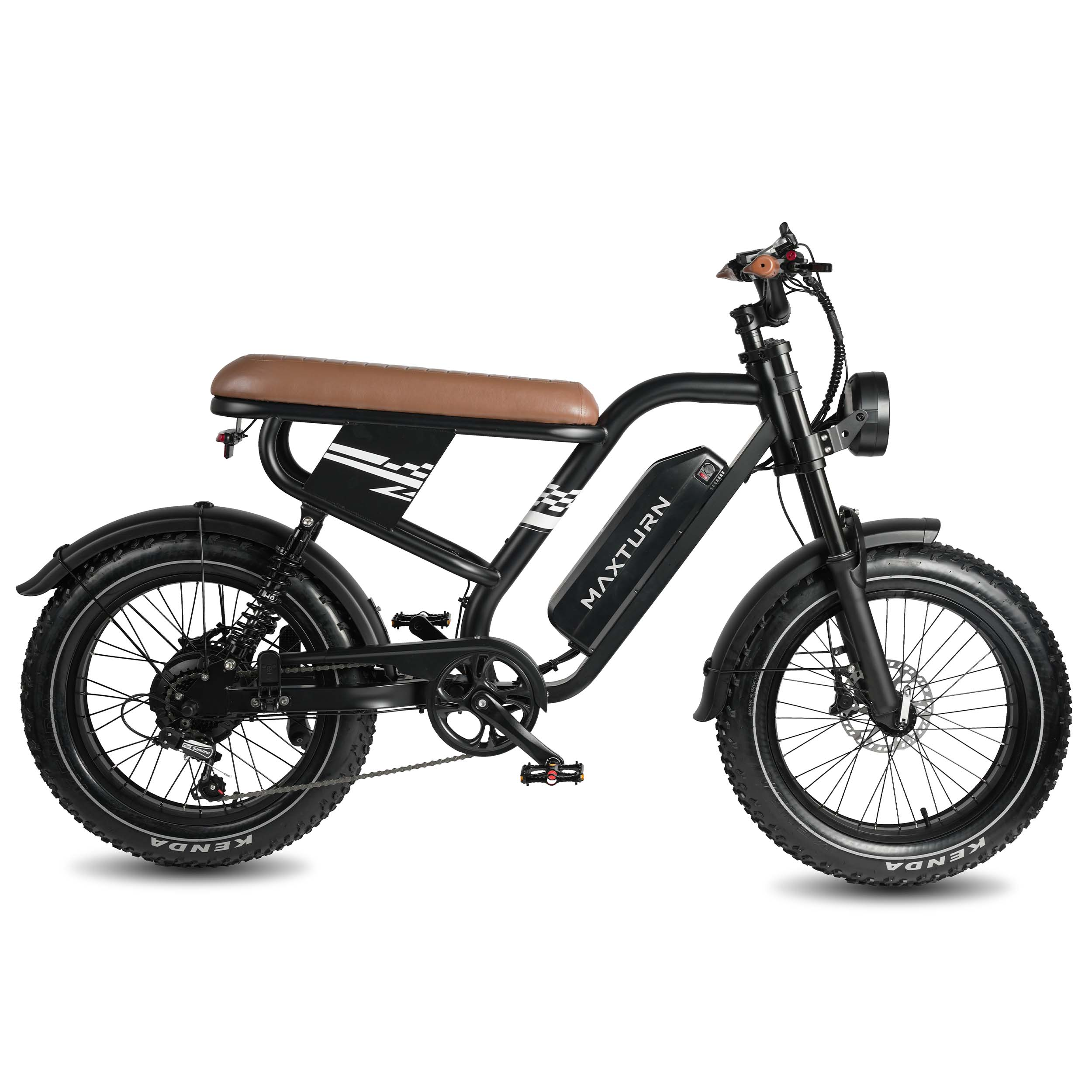 Schwarzes E-Bike mit braunem Sattel, fetten Reifen und Kenda-Aufdruck.