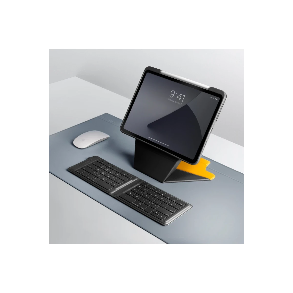 Un tablet con stilo è su un supporto accanto a una tastiera e un mouse.