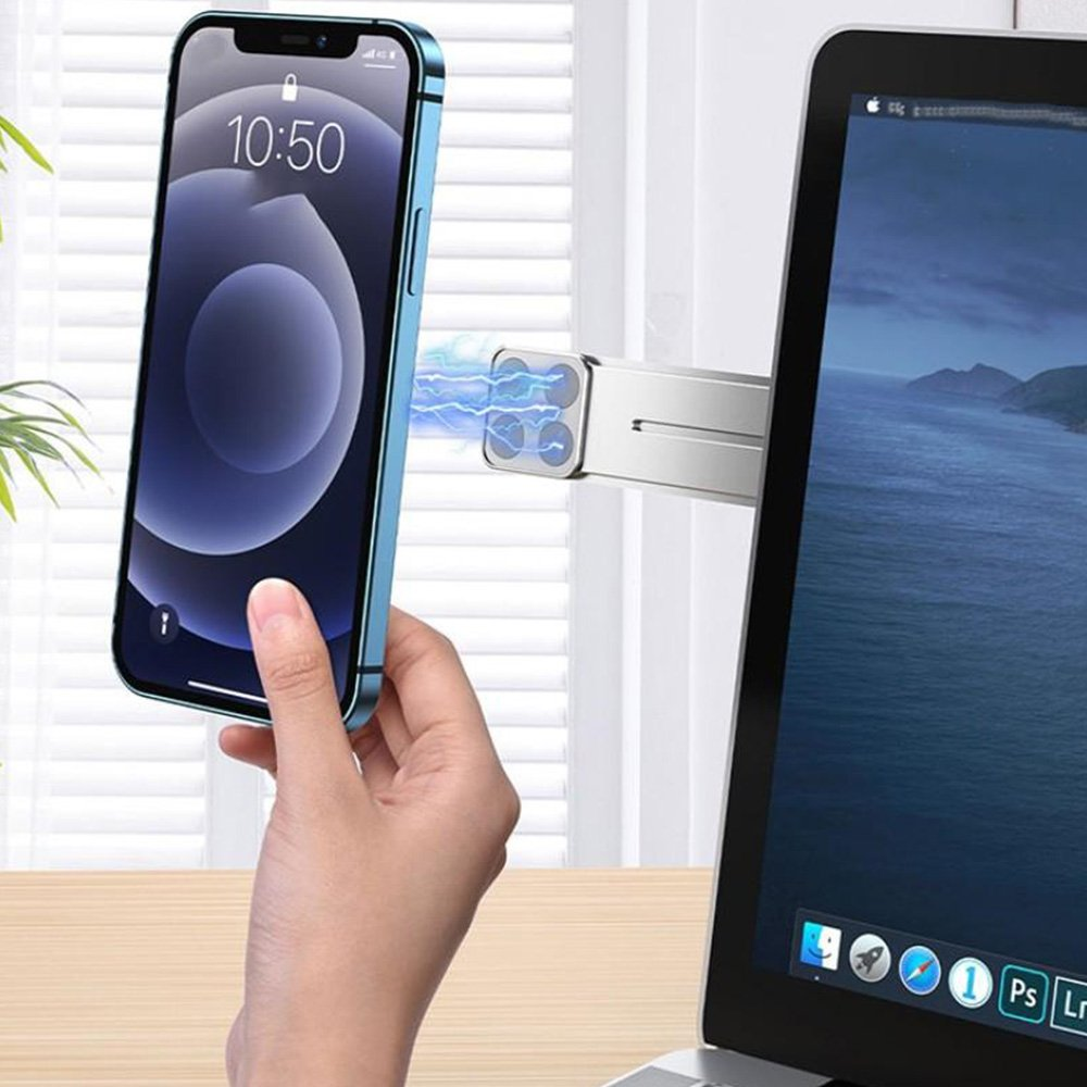 Telefon, manyetik şarjlı dizüstü bilgisayar standına bağlanıyor. Mavi enerji kıvılcımları.