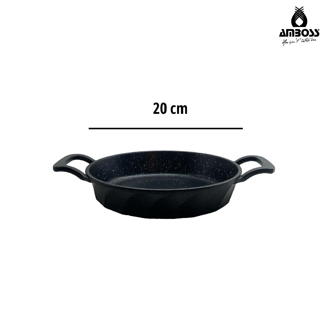 İki kulplu siyah tava, 20 cm çapında.