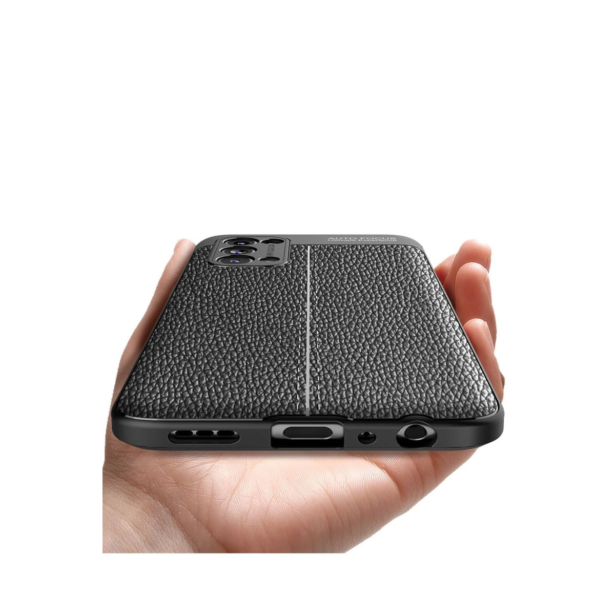 Siyah, dokulu suni deri telefon kılıfı elde tutuluyor.