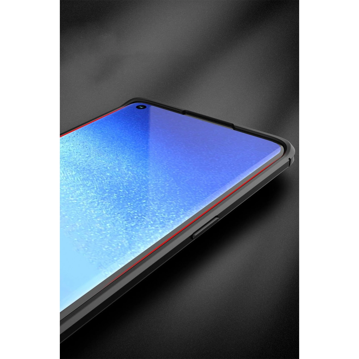 Kırmızı kenarlı siyah telefon kılıfı, mavi ekranı gösteriyor.