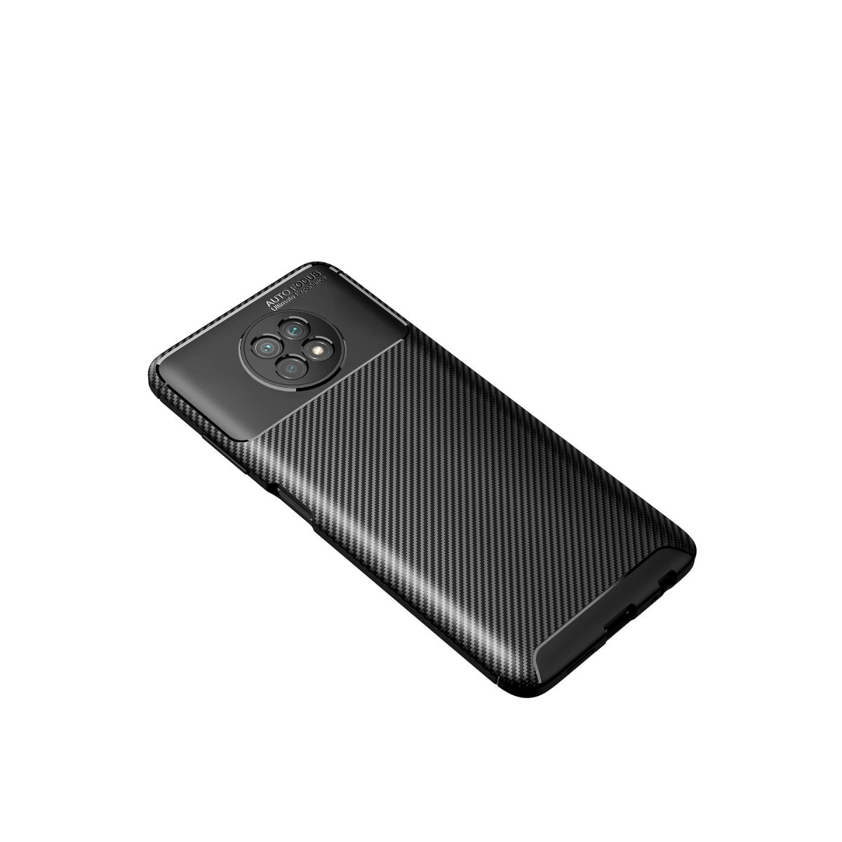 Beyaz arka plan üzerinde karbon dokulu siyah telefon ve üçlü kamera.