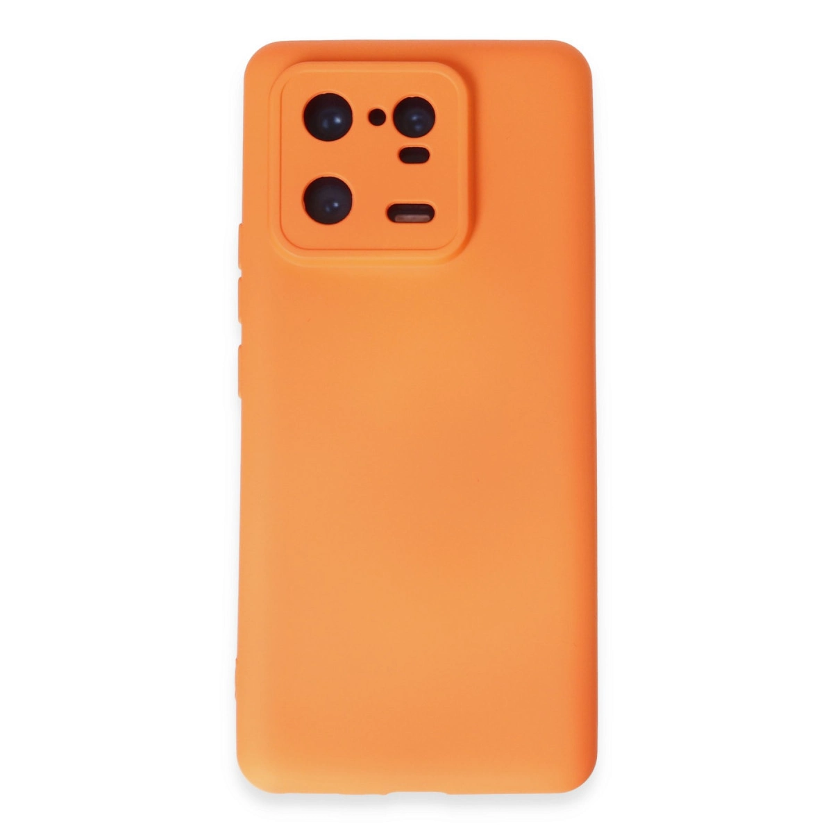 Dört lens açıklığına sahip turuncu telefon kılıfı, dikdörtgen kamera modülü.