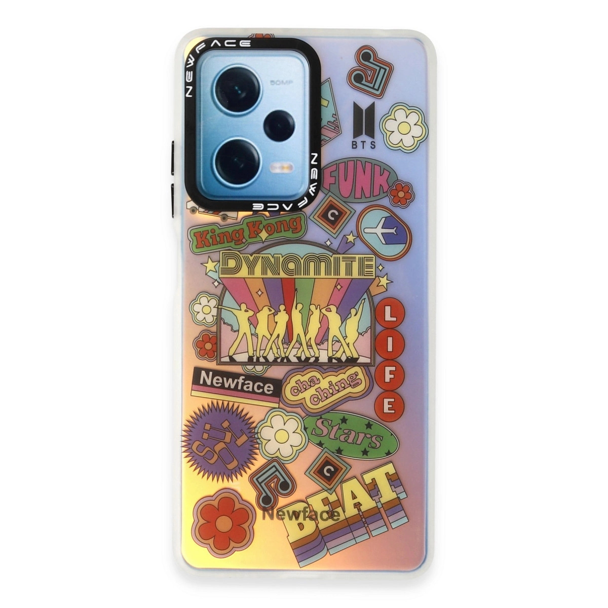 Renkli BTS çıkartmalarıyla süslenmiş telefon kılıfı, "Dynamite" ve silüetler dahil.