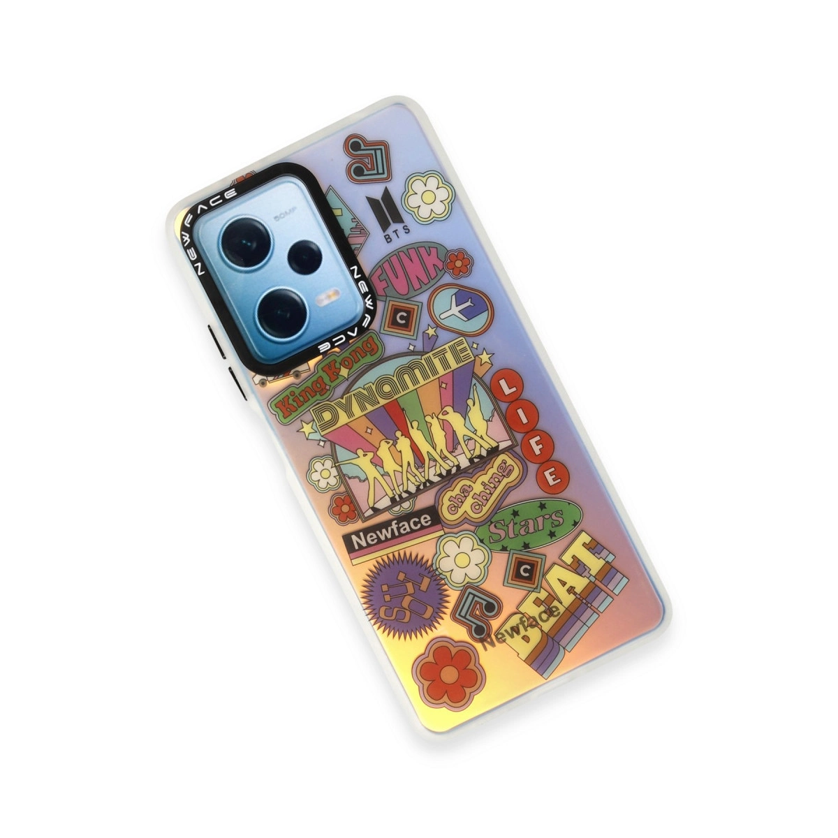 Dynamite, Funk ve BTS logosu gibi BTS çıkartmalarıyla süslenmiş bir telefon kılıfı.