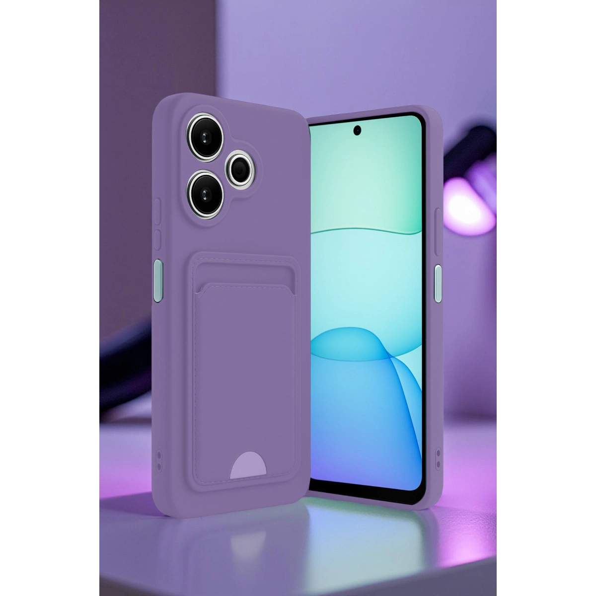 Kart tutuculu ve üç kameralı mor telefon kılıfı masada.