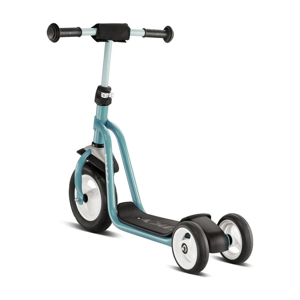 Ein blauer Dreirad-Roller mit schwarzem Trittbrett und Griffen.