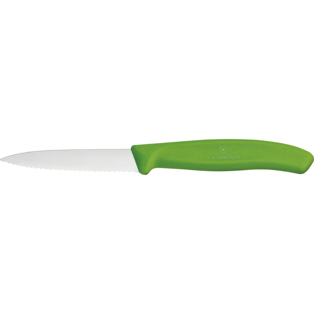 Keskin, tırtıklı Victorinox bıçağı yeşil saplı beyaz zeminde duruyor.