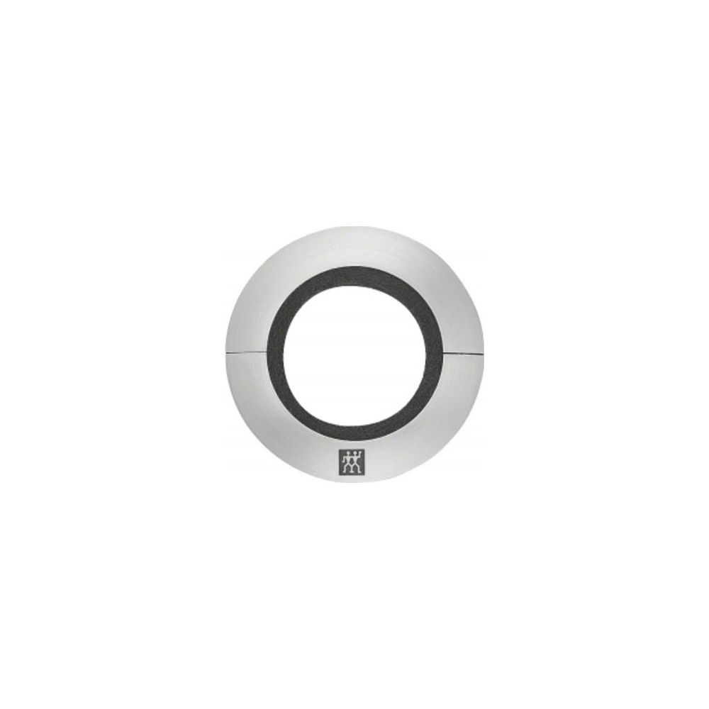 Un anello argentato con inserto nero e logo in basso.