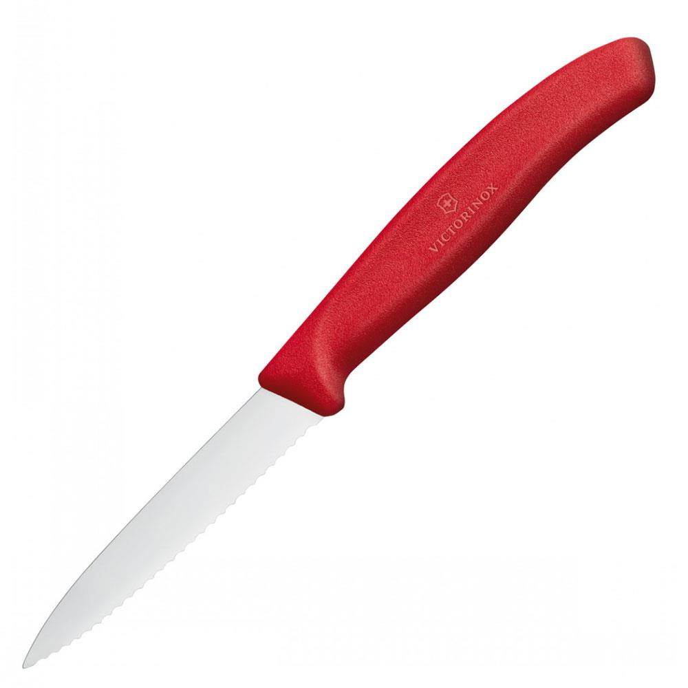 Kırmızı Victorinox tırtıklı bıçak beyaz zeminde duruyor.