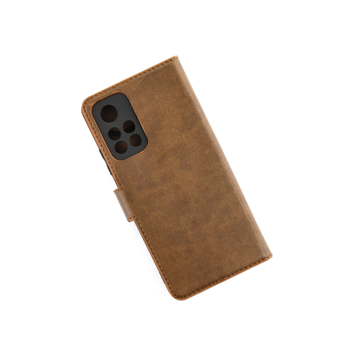 Kahverengi deri telefon kılıfı, kamera kesiğiyle, beyaz arka planda.