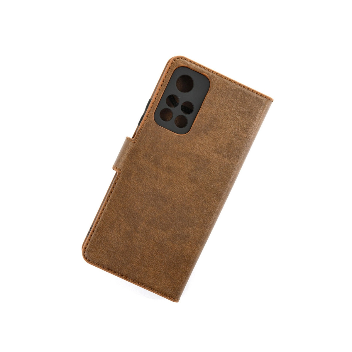Kamera kesimli kahverengi telefon kılıfı, beyaz arka plan üzerinde.
