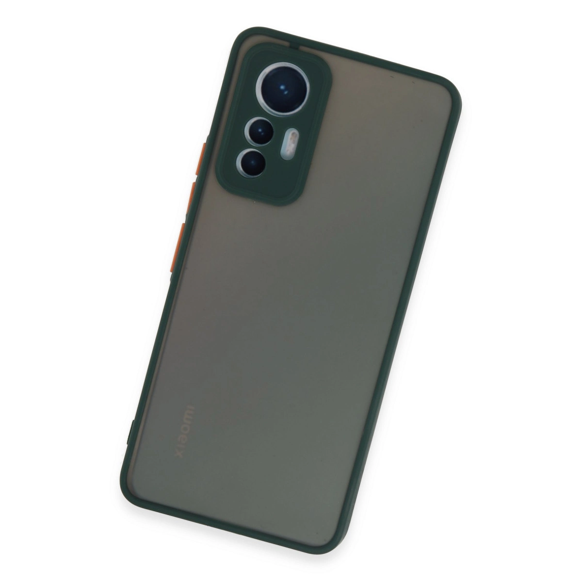 Yeşil kamera çerçeveli ve turuncu düğmeli koyu gri telefon kılıfı.