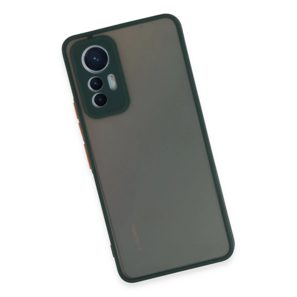 Koyu yeşil çerçeveli ve üç kameralı koyu gri telefon kılıfı.