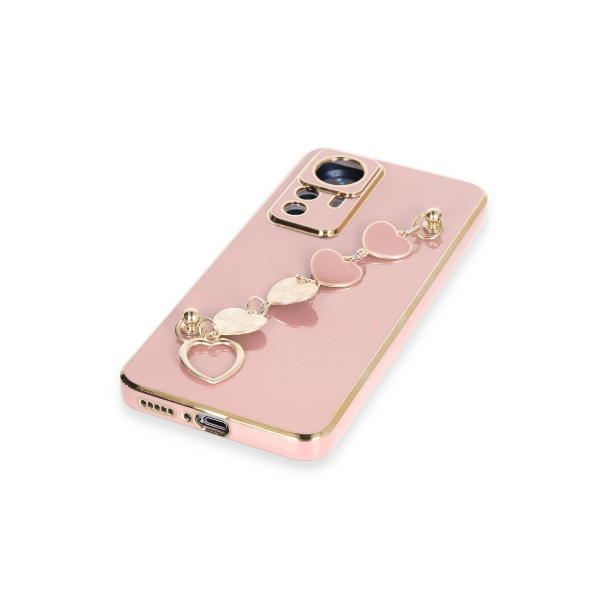 Kalp şeklinde takılar ve altın vurgularla süslenmiş pembe telefon kılıfı.