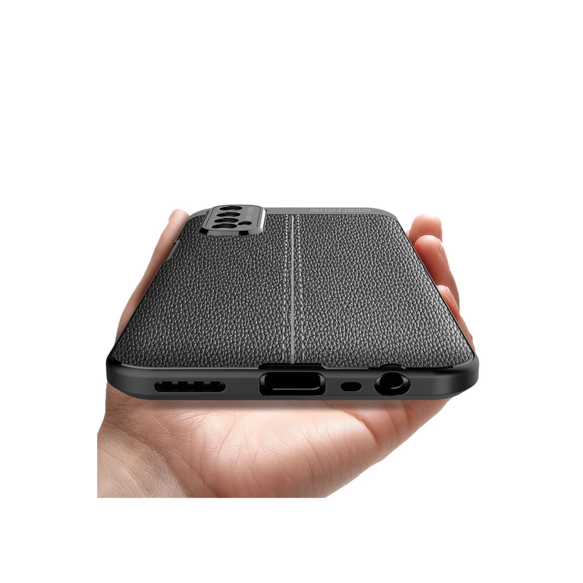Bir el, dokulu siyah telefon kılıfı tutuyor.
