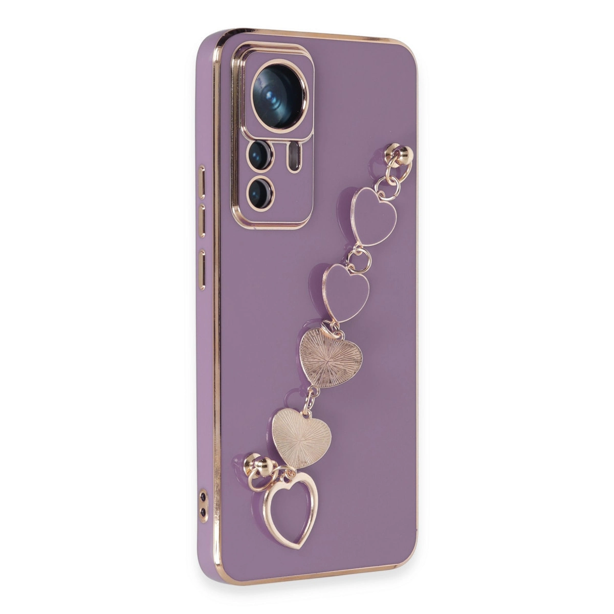 Altın renkli kalp takı ve kamera kesimli mor telefon kılıfı.