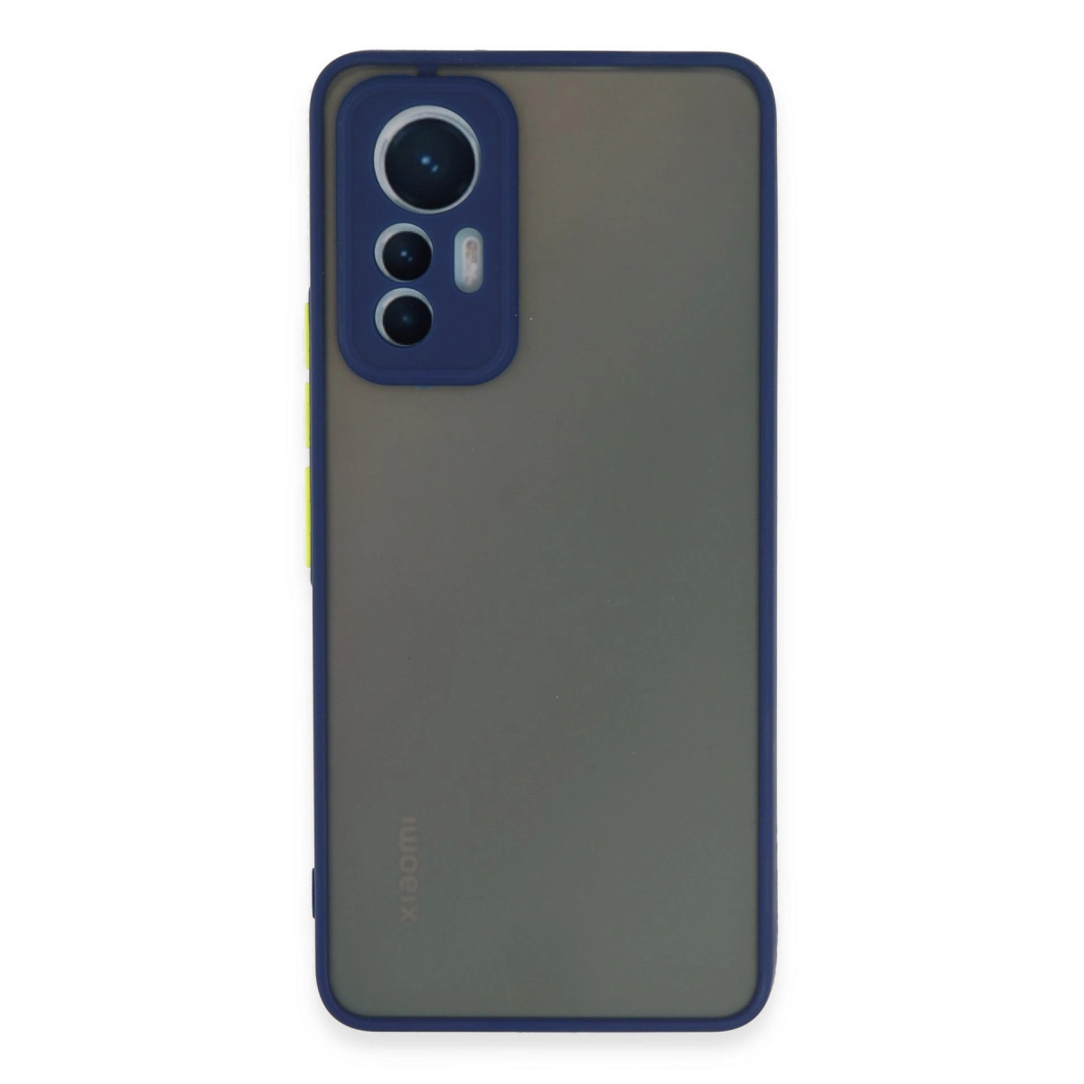 Mavi üçlü kamera ünitesi ve mavi çerçeveli gri bir telefon.
