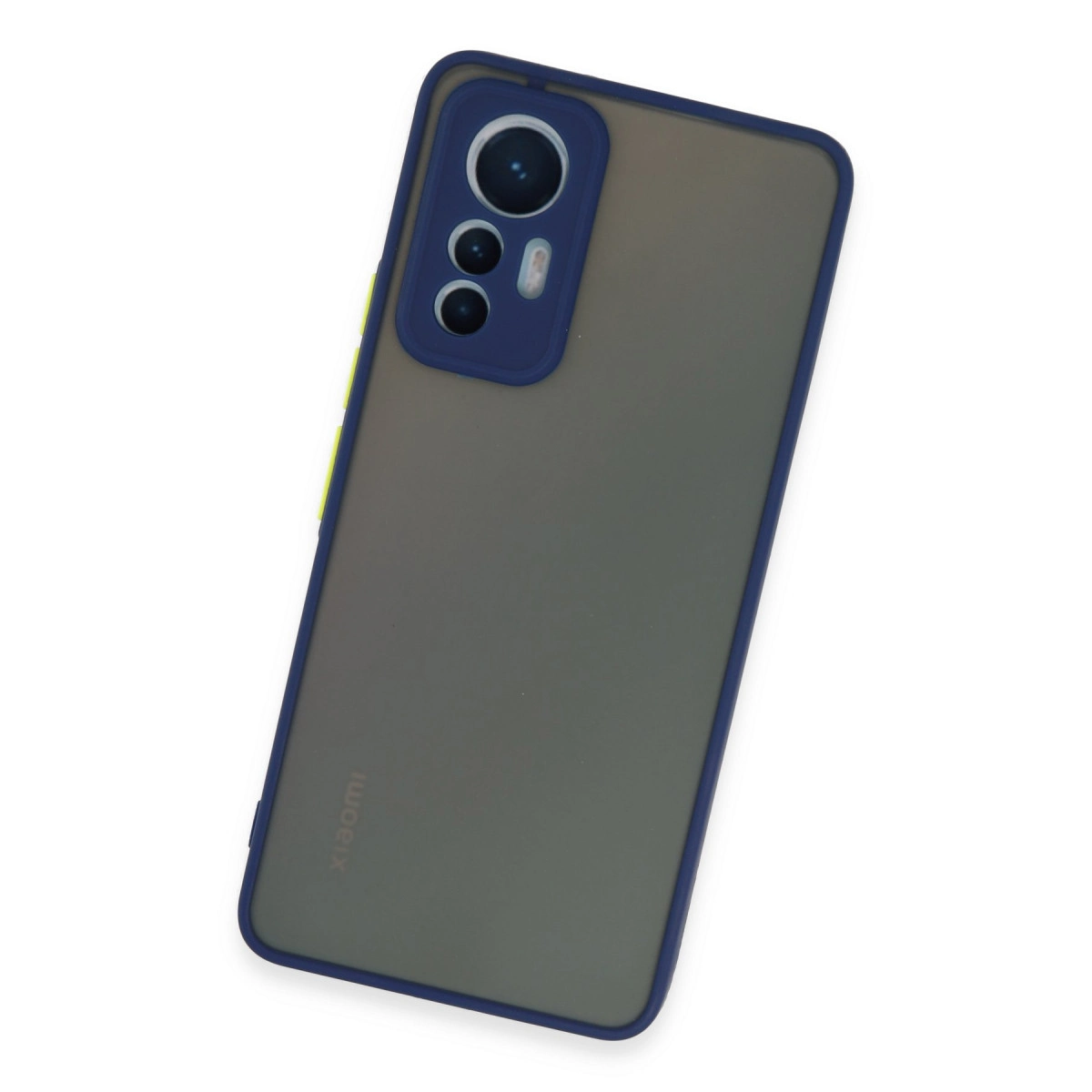 Mavi kenarlı ve üçlü kamera kesimli gri telefon kılıfı.