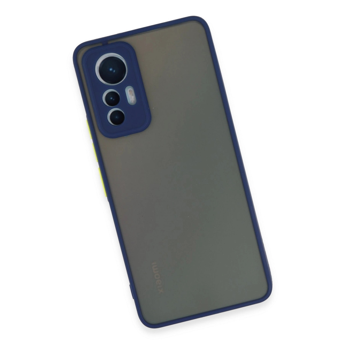 Mavi kenarlı, kamera oyuntulu gri telefon kılıfı beyaz arka planda.