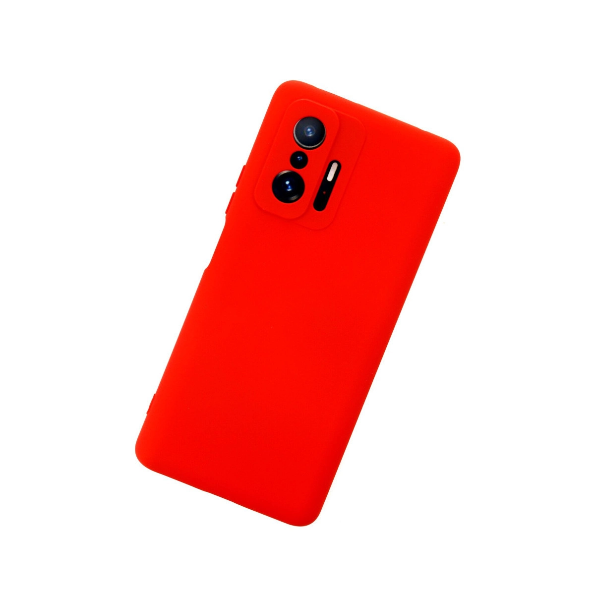 Beyaz arka plan üzerinde kamera lensli kırmızı telefon kılıfı.
