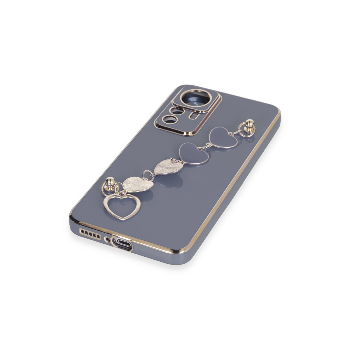 Altın kenarlı, kalp charm bileklikli gri telefon kılıfı.