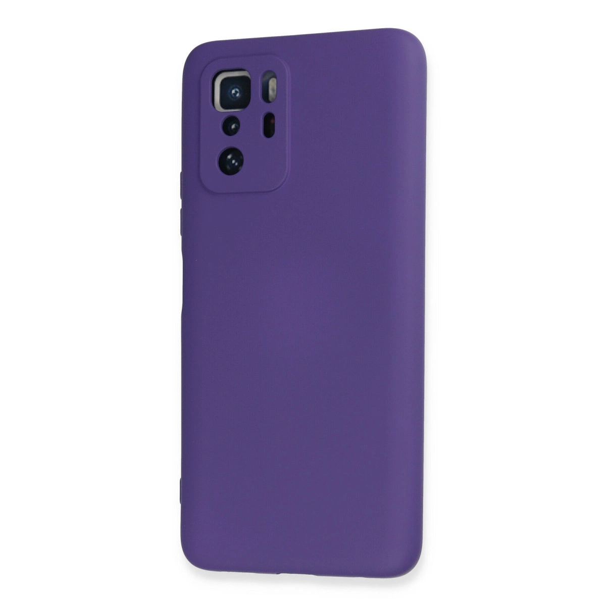 Arkada dört kamera lensi olan mor telefon kılıfı.