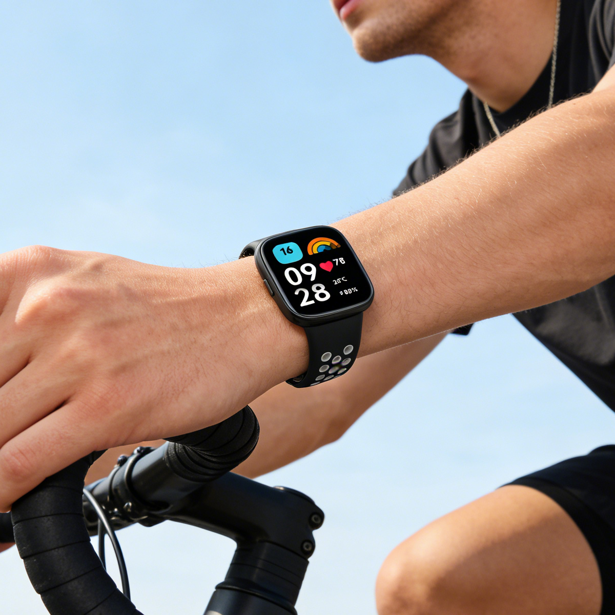 Nahaufnahme einer Person, die auf einem Fahrrad sitzt und eine Smartwatch trägt.