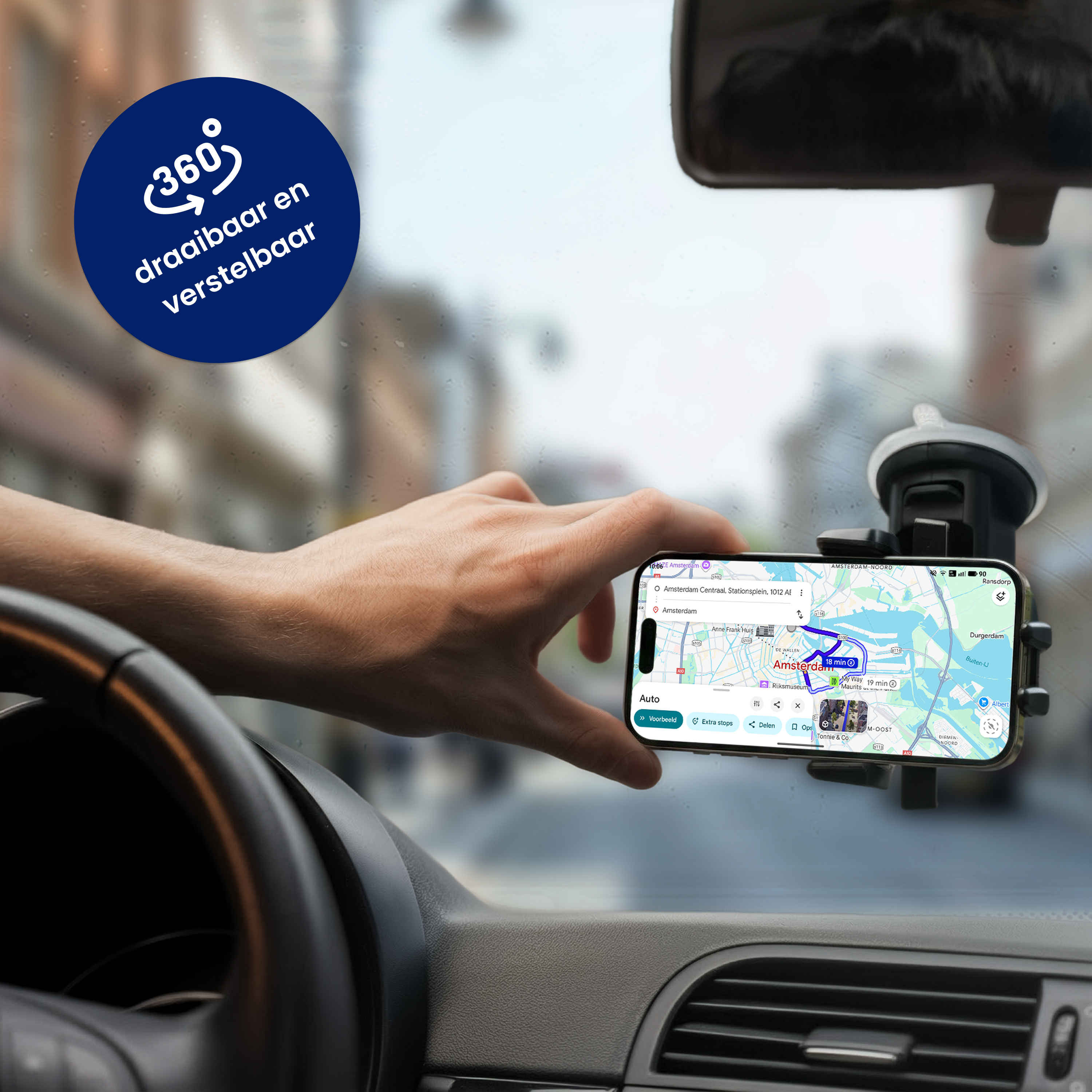 Hand hält Smartphone mit Navigations-App im Auto. 360-Grad-Logo.