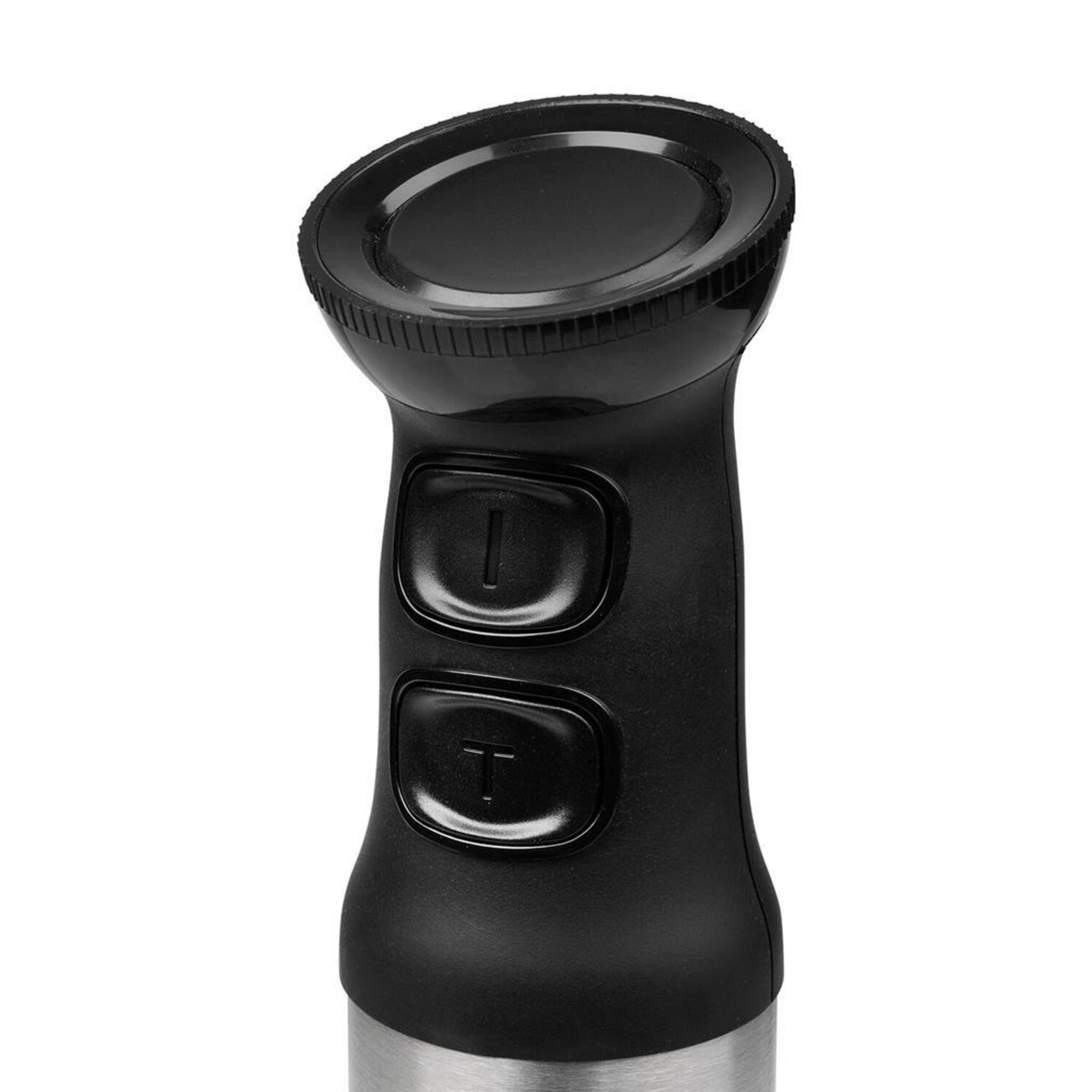 Zbliżenie czarnego uchwytu blendera ręcznego z dwoma przyciskami.