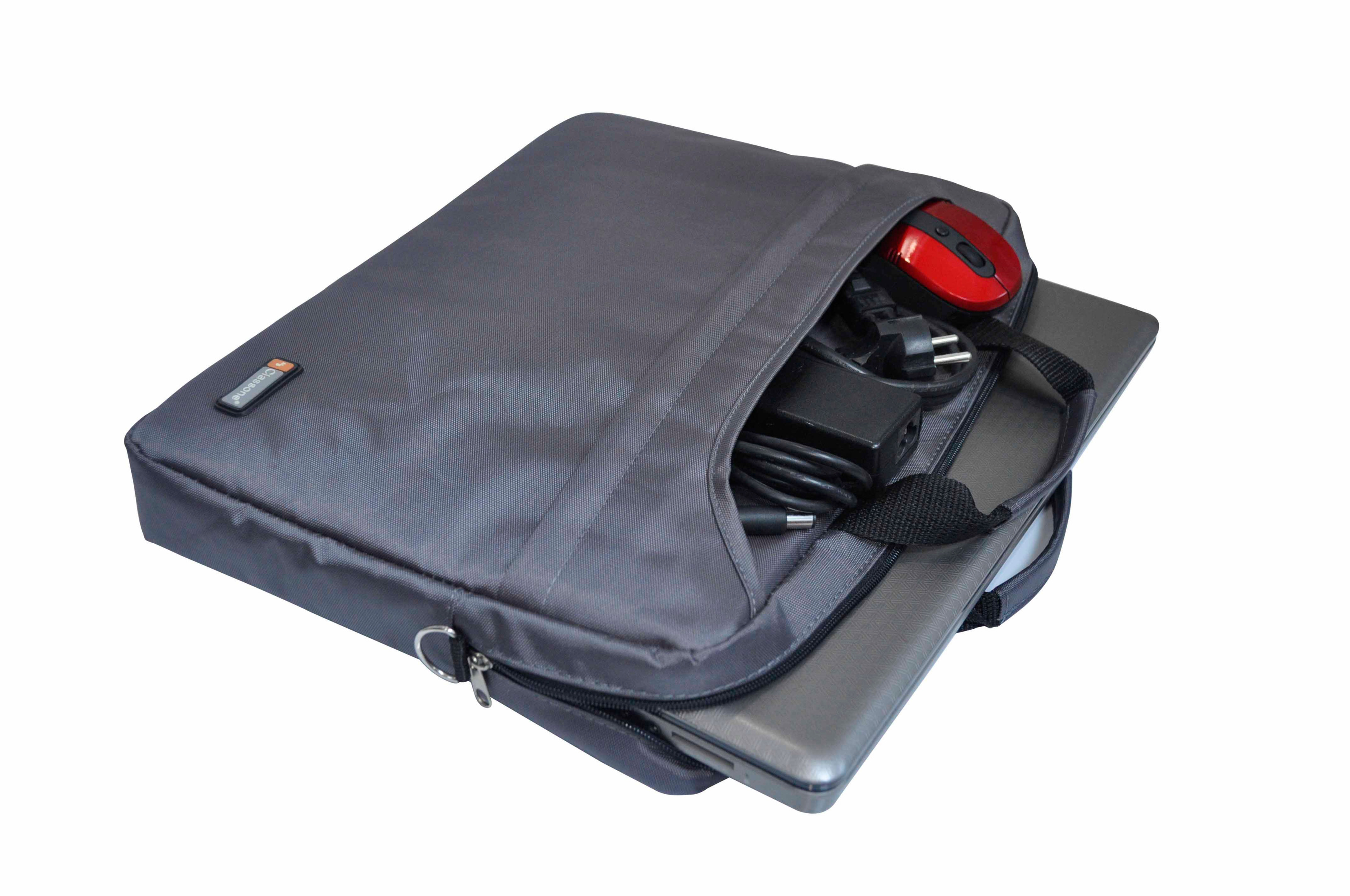 Gri laptop çantası içinde laptop, şarj cihazı, kablolar ve kırmızı fare.