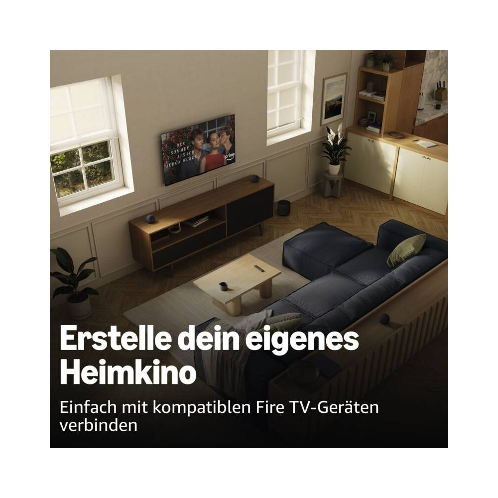 Ein Wohnzimmer mit Sofa, Couchtisch und Fernseher, der einen Film zeigt.