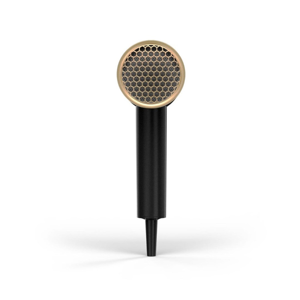 Czarny mikrofon ze złotą głowicą o strukturze plastra miodu na białym tle.