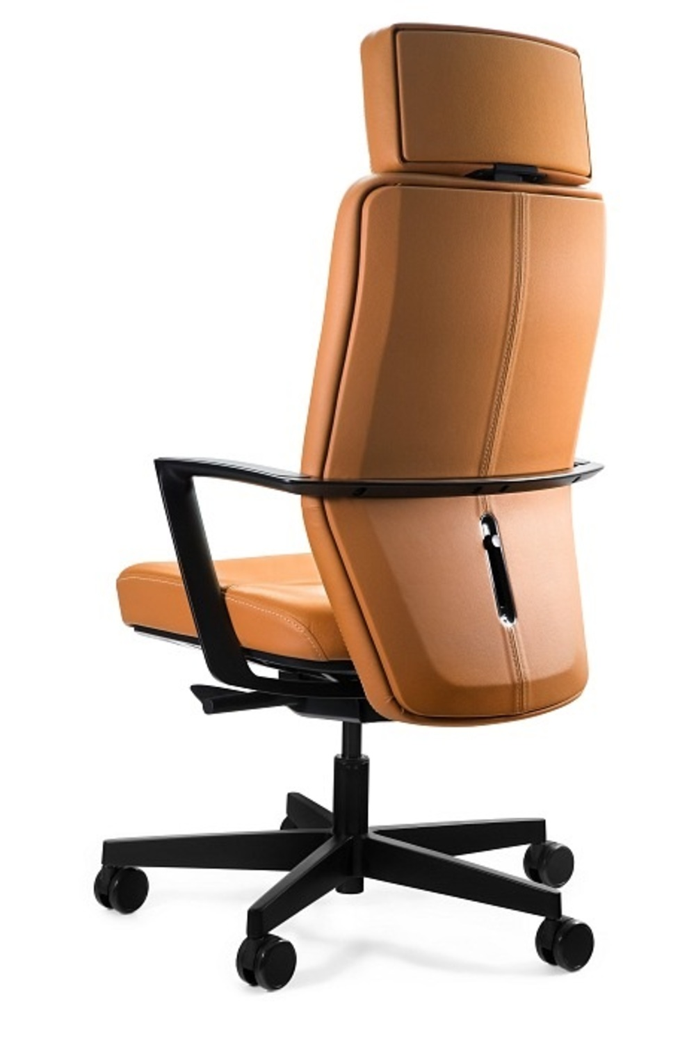Brązowe skórzane krzesło biurowe z czarną ramą i kółkami, widziane z tyłu.