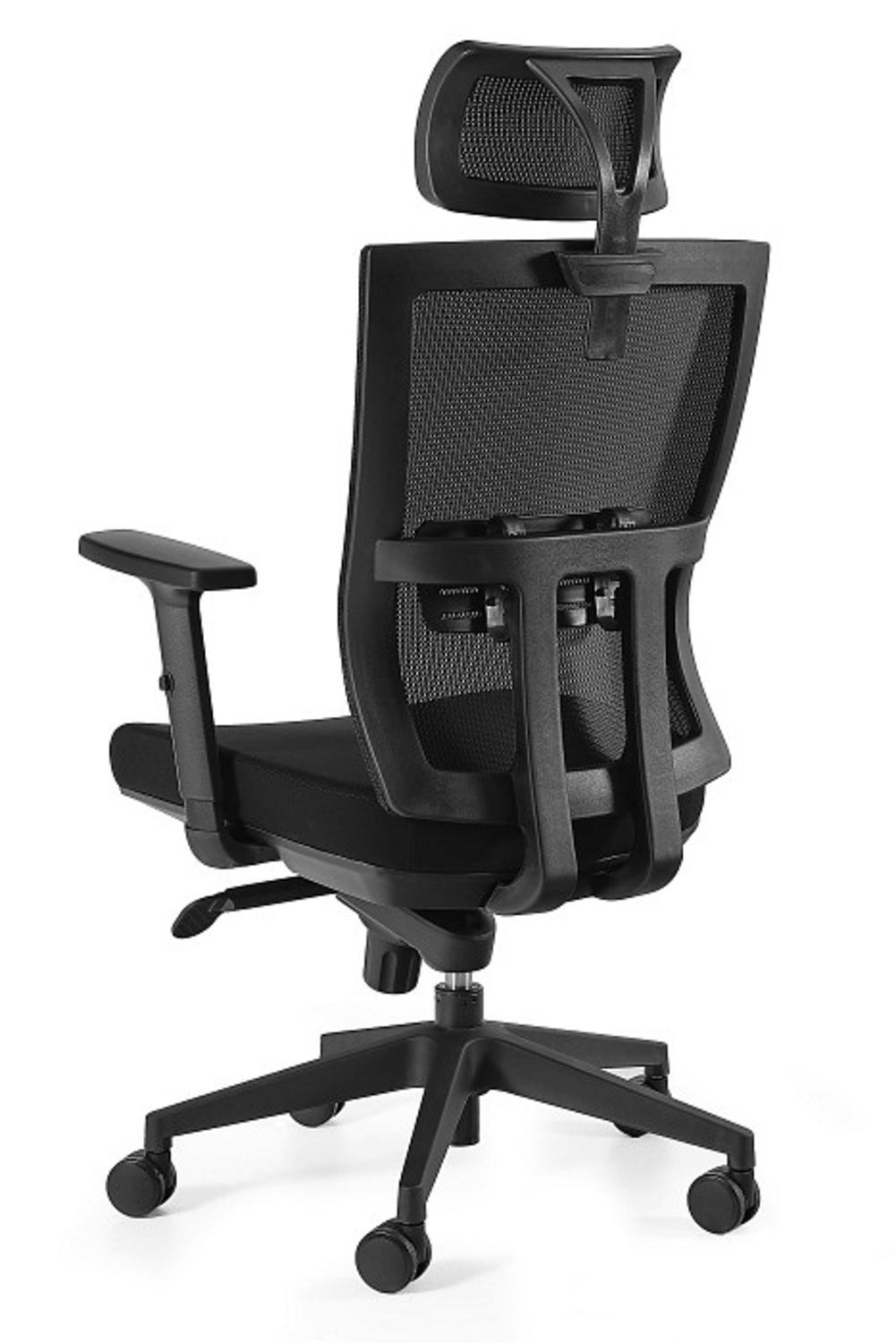 Czarny fotel biurowy z siatkowym oparciem i regulowanym zagłówkiem, widziany od tyłu.