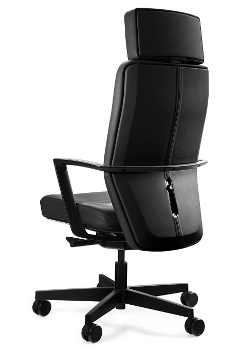 Czarny fotel biurowy z zagłówkiem, podłokietnikami i kółkami.