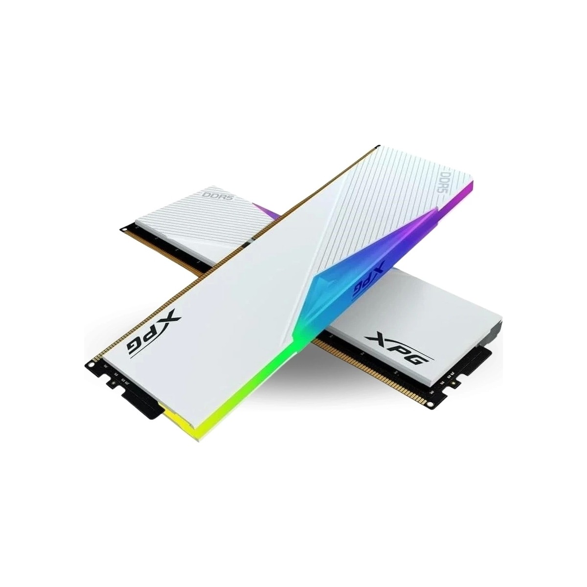 RGB aydınlatmalı ve XPG logolu iki beyaz DDR5 RAM modülü.