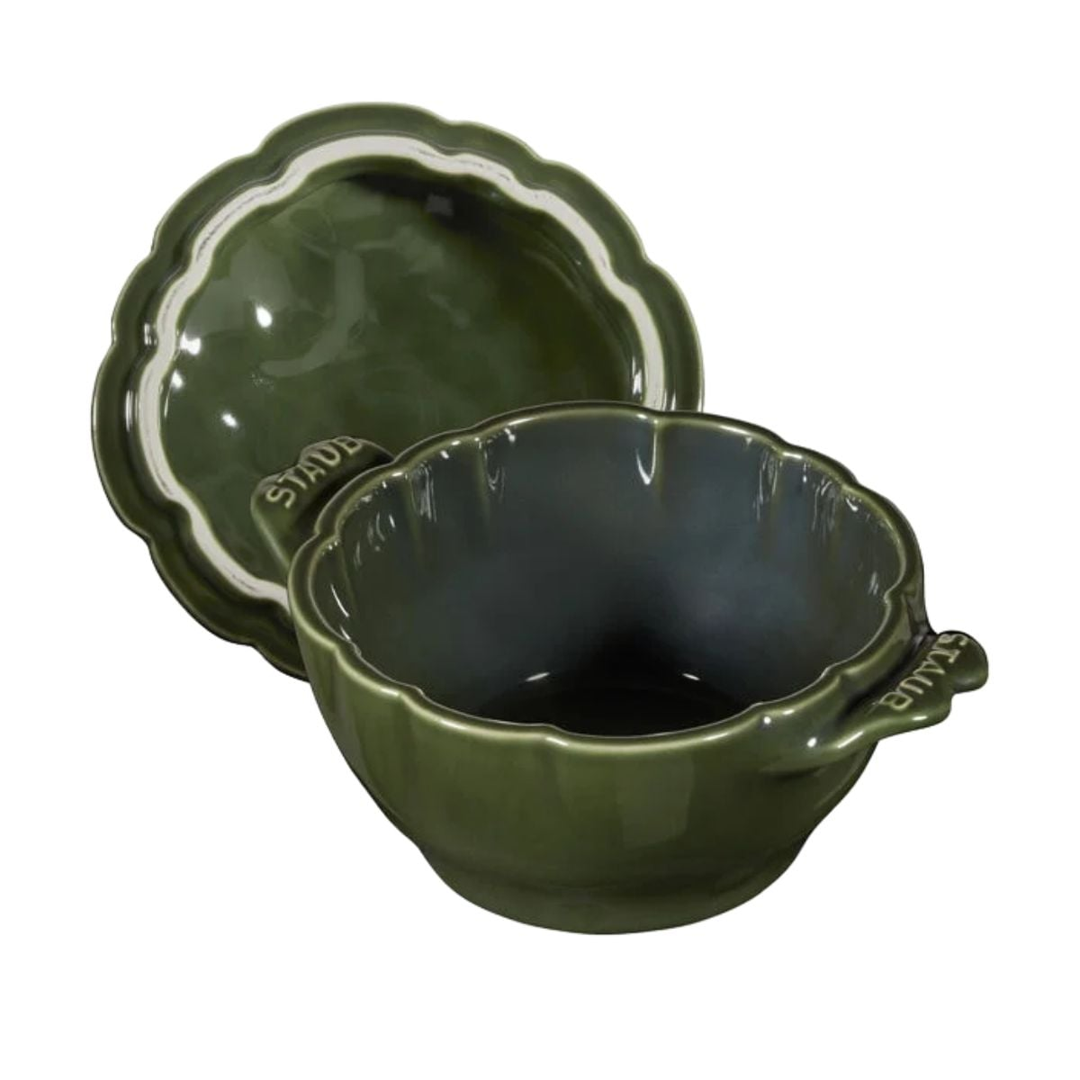 Bol y tapa verde festoneados, con asas, sobre fondo blanco.